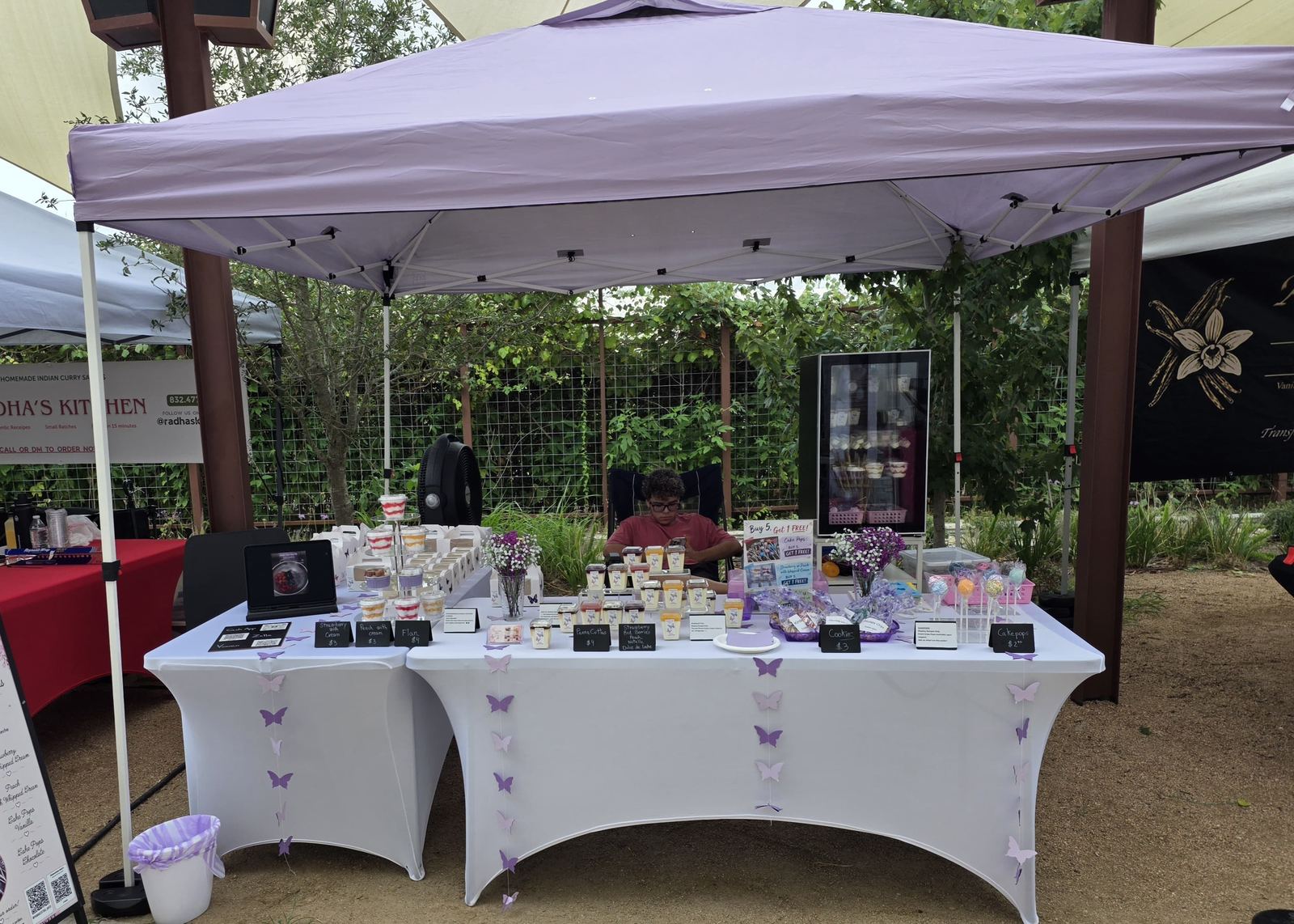 Booth de Panna Cottas Anto's con carpa lila