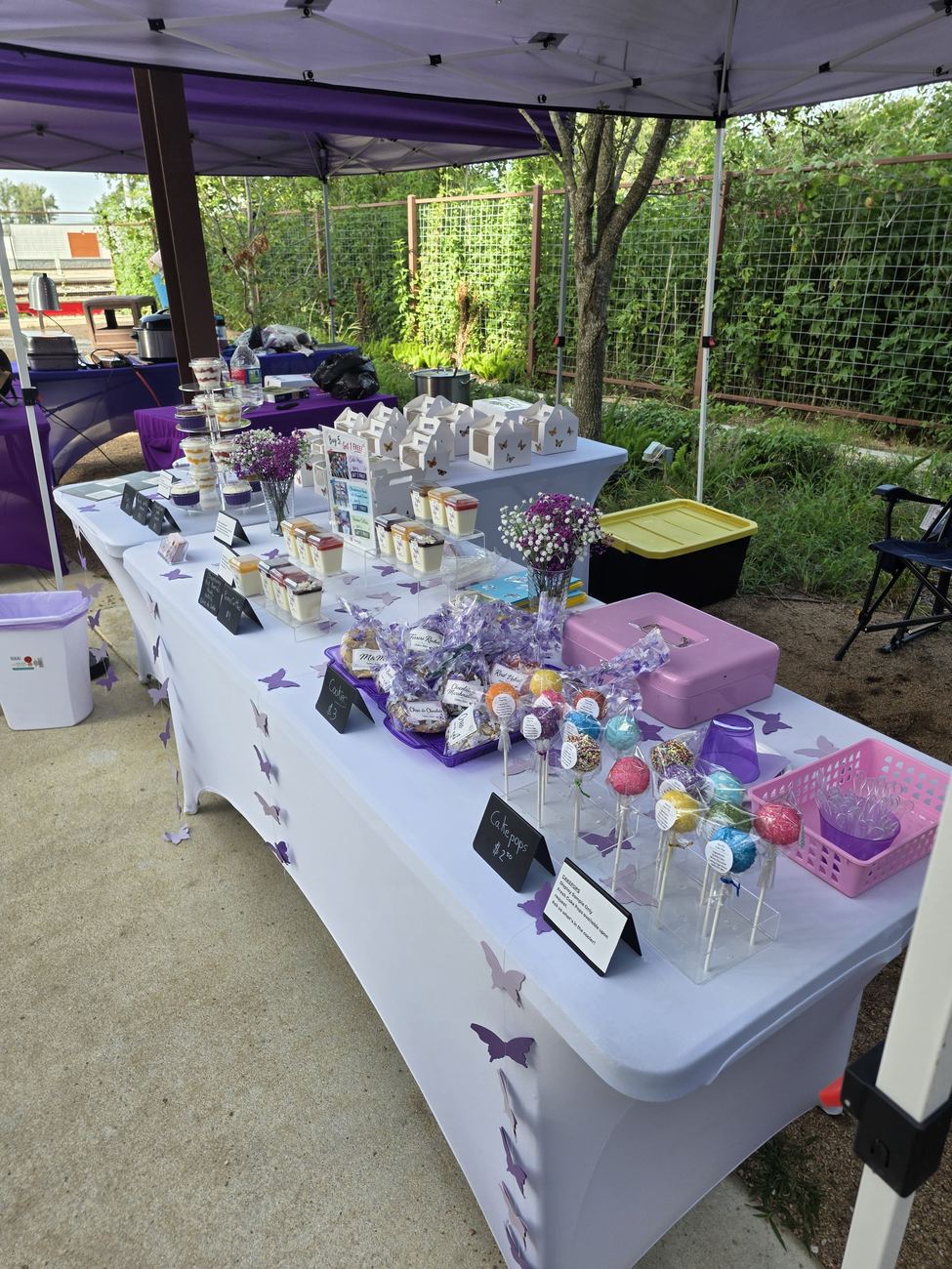 Mesa del booth con panna cottas, mini cakes y cake pops
