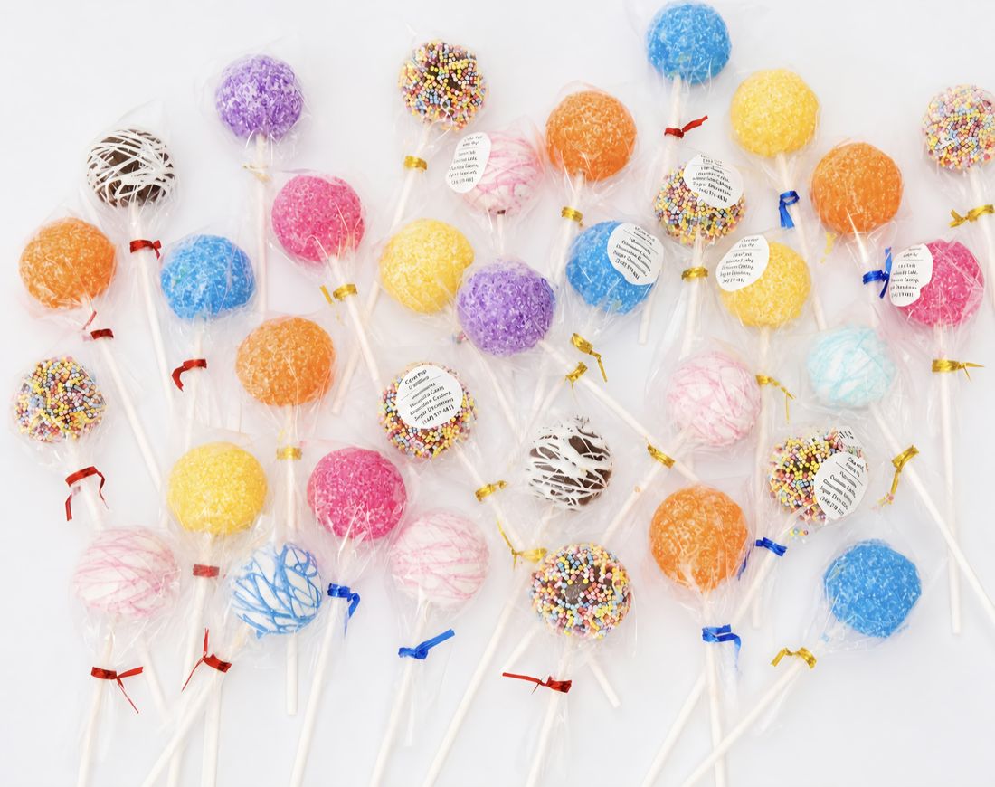 Cake pops de colores decorados con sprinkles