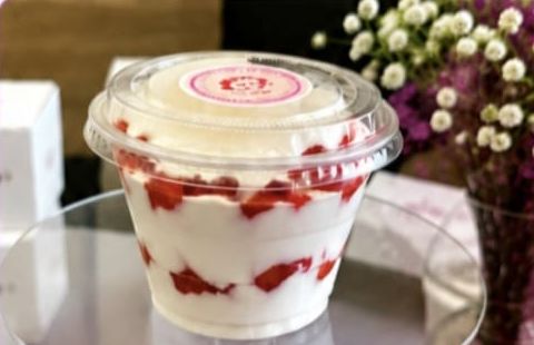 Fresas con crema en vaso individual